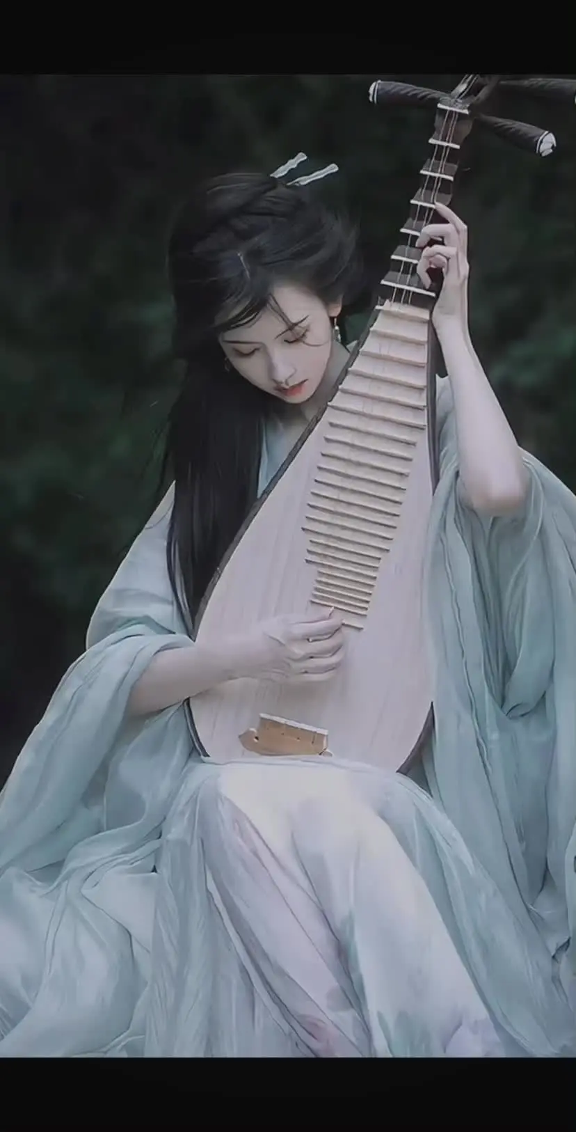 谁在抚琴