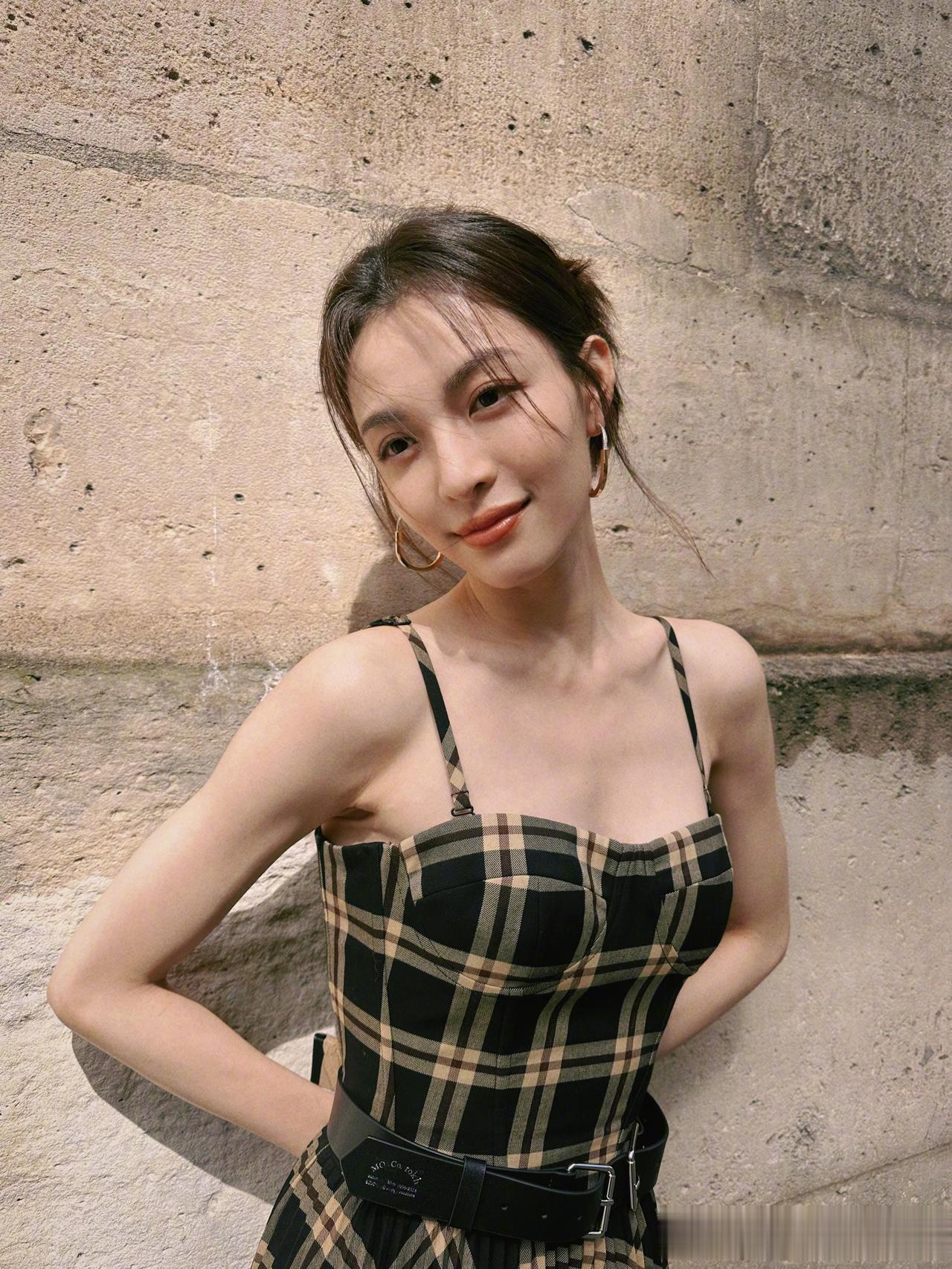 很多人都在劝钟楚曦吃好点，不要那么瘦，但从李现，张云龙，在到现在的侯雯元来看，她