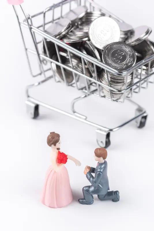 这剧情简直比电视剧还抓马！一男子花7万多订婚，结果女友悔婚还删微信，够闹心的吧？