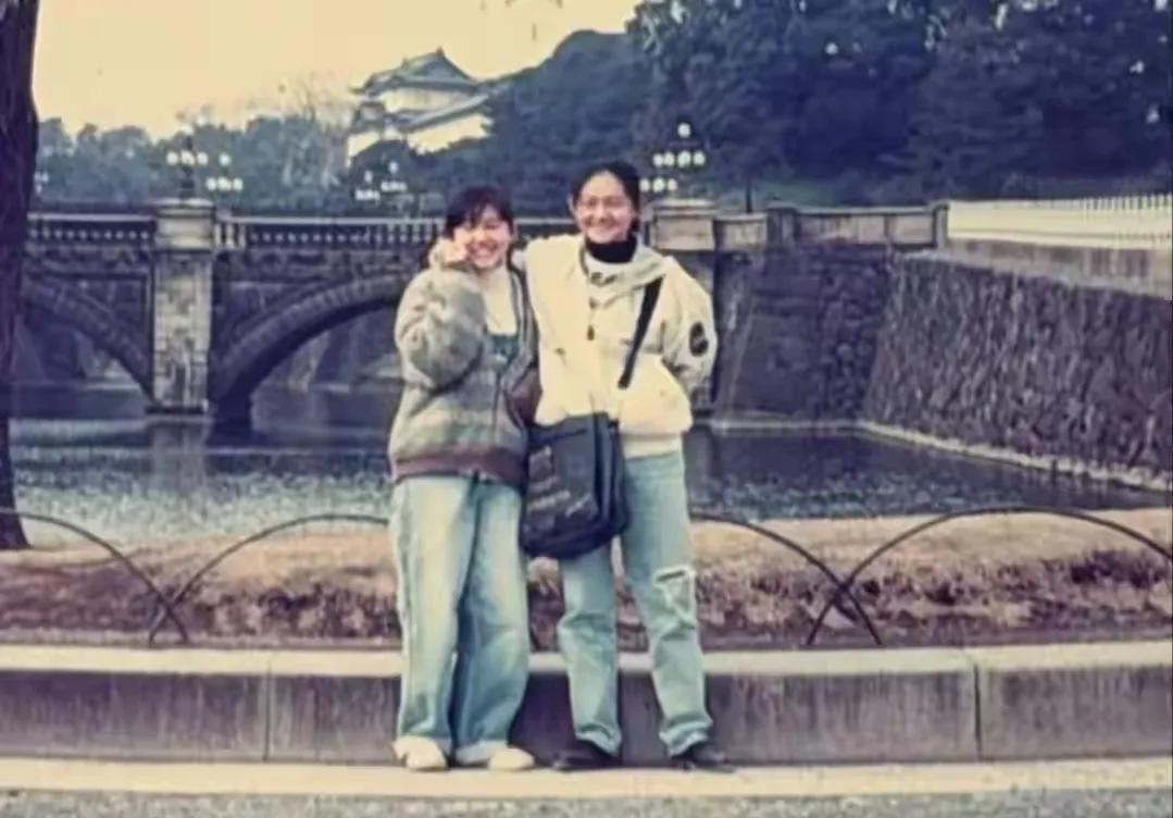 小S又想姐姐大S，回忆她们初中时代，未满18岁的时候，俩姐妹因为喜欢日本某明星，
