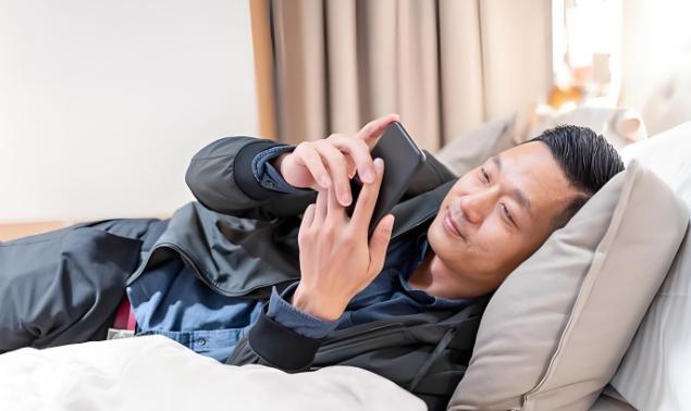 一段非常通透的话：“千万不要在家闲着，即使没工作、没事干，也千万别躺平。因为人一