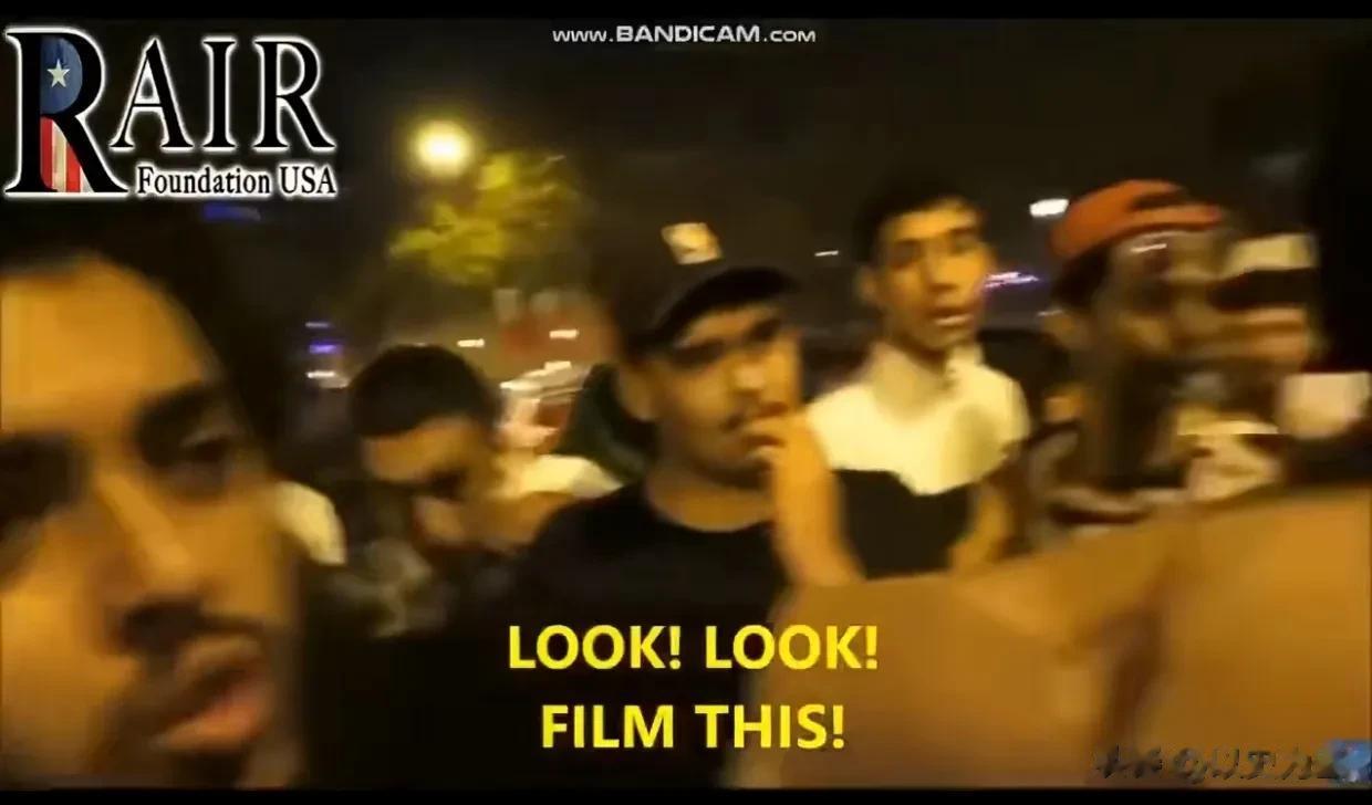 一个大胡子青年在巴黎开心地乳法：“我们占领巴黎的速度比1940年的德军还要快，仅