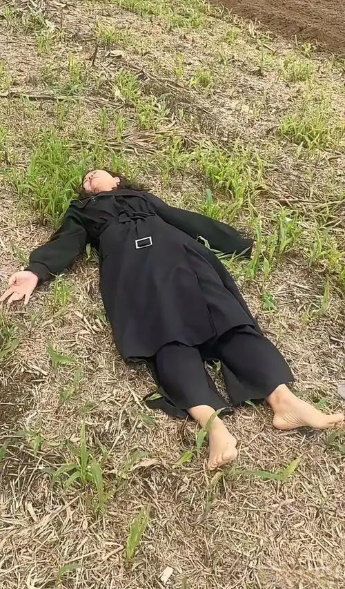 妻子突发脑梗，生命如风中残烛摇曳。丈夫心急如焚却强自镇定，日夜守在病床前，温柔擦