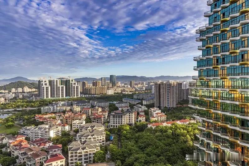 三亚楼市最近有点意思。数据显示，9月三亚新房房价环比持平，二手房却环比下跌0.8