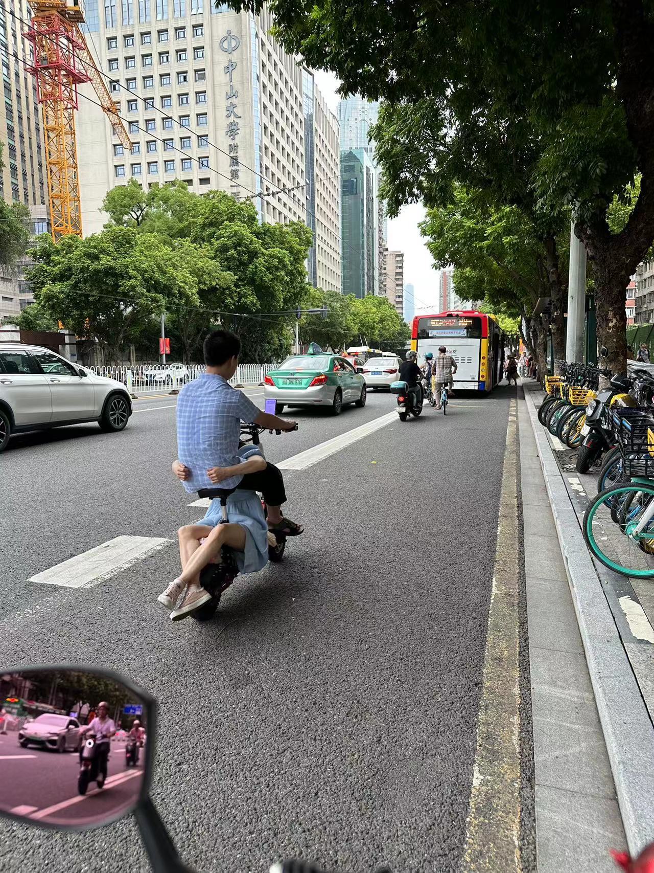 现在男多女少的情况下，年轻人有个女朋友是件不容易的事情，出门在外，还是要遵守交通