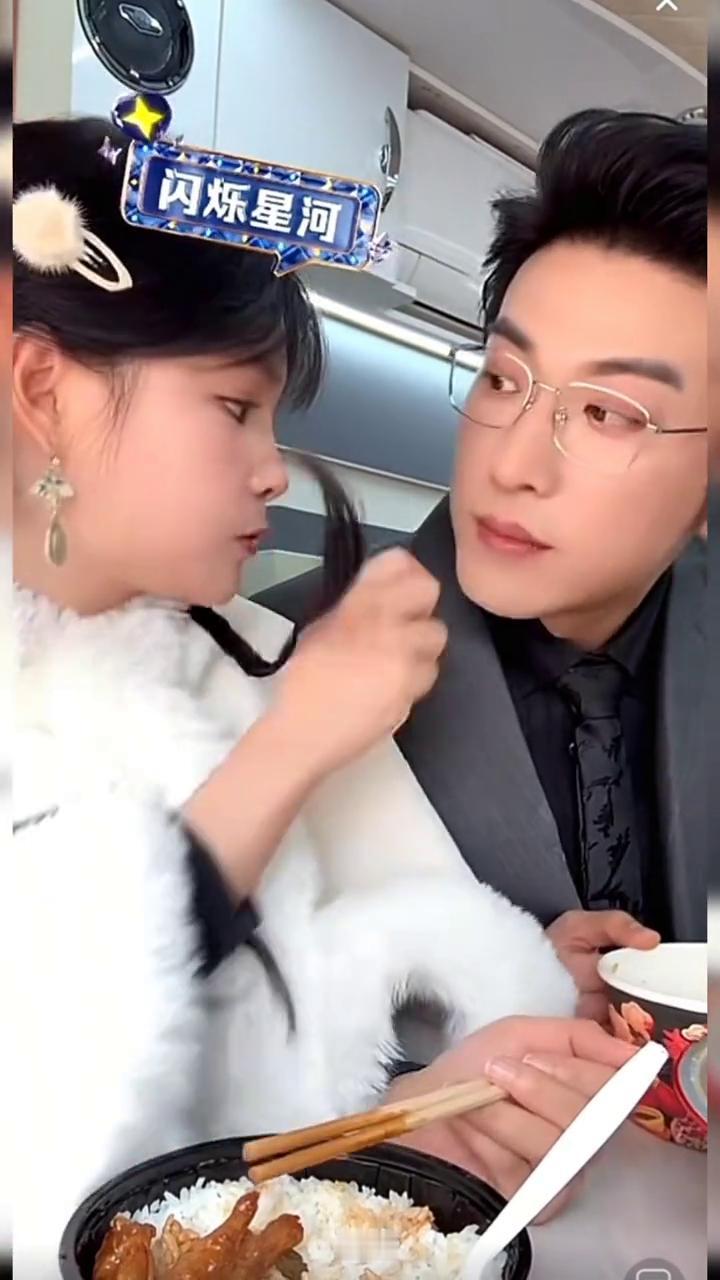 龙哥嘴巴擦擦没关系，没了，还有没事，他吃饭吧。没有一次是不粘嘴上的，嘴边要么就在