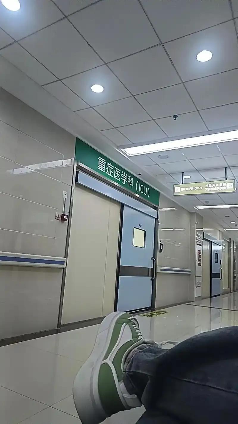 一位三甲医院的医生说：“医院里，年轻人基本都不会花重金抢救进ICU的父母。即便是