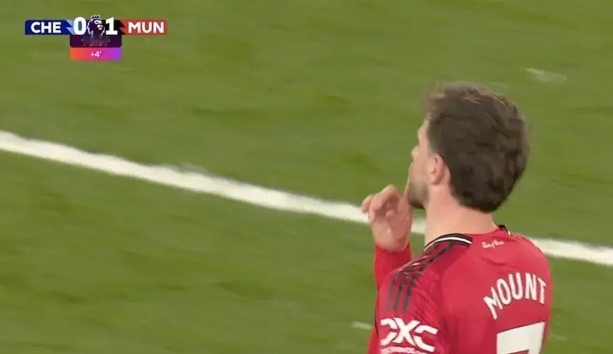 芒特每次触球都遭遇切尔西球迷嘘声，他因此对球迷做出闭嘴手势。这种事要考虑到“本地