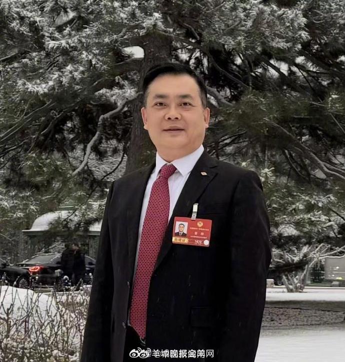 【全国政协委员曹晖：#建议推广入学即入职#】#政协委员说要让青年愿意进工厂# 全