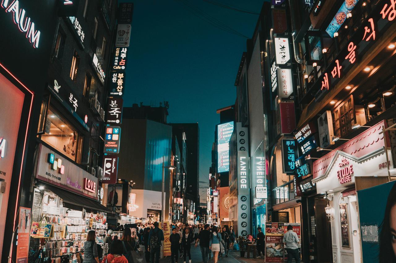 韩国从9月29日到明年6月对中国游客实施临时免签。

不管韩国近期如何给中国找麻