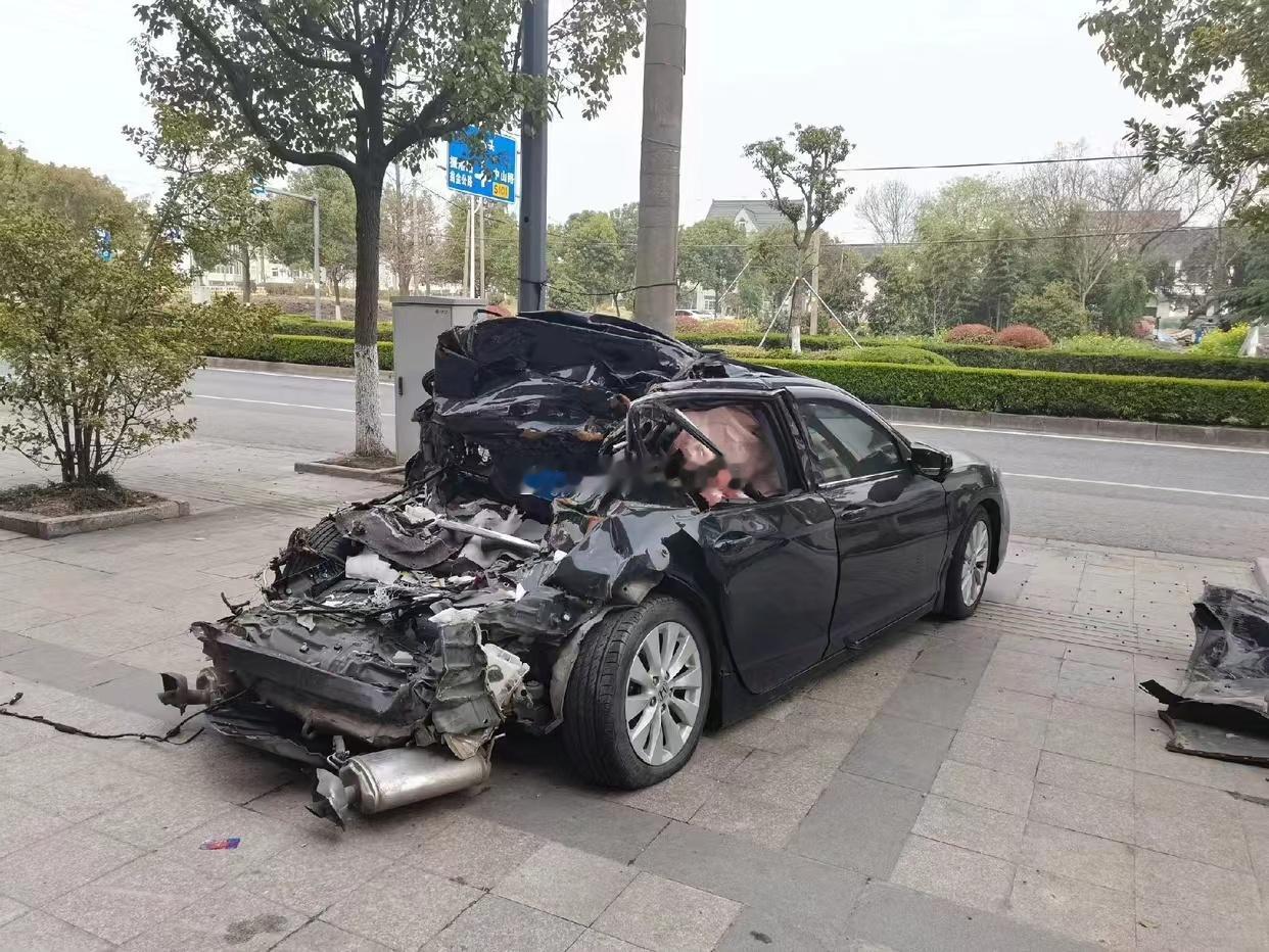 猜车啦！！！撞成这样了，算两厢车吗？？？ 海阔试车超话