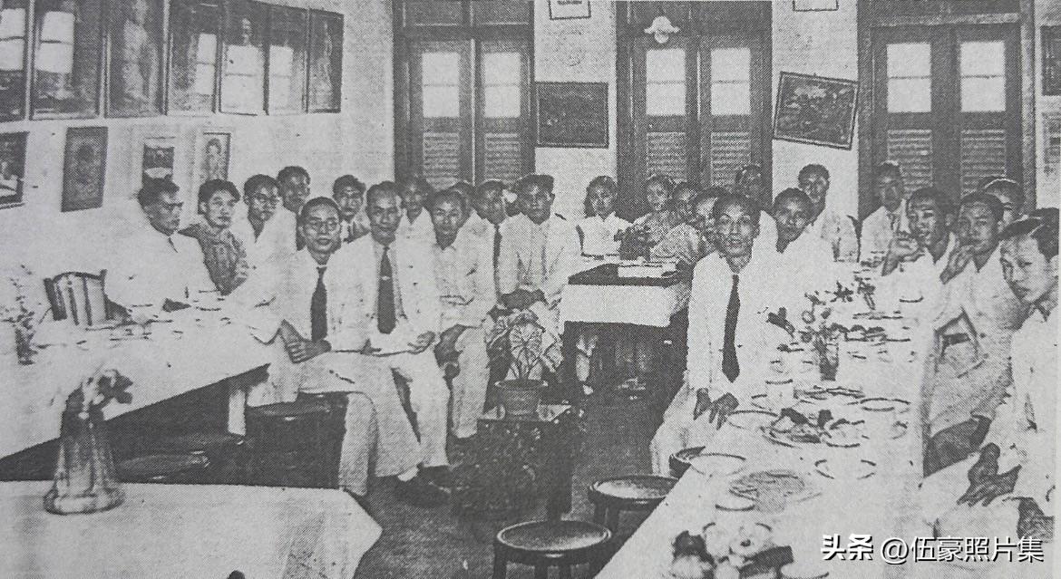 1939年，徐悲鸿（左二）受邀与新加坡华人美术研究会在芽苑茏路167号二楼聚会的