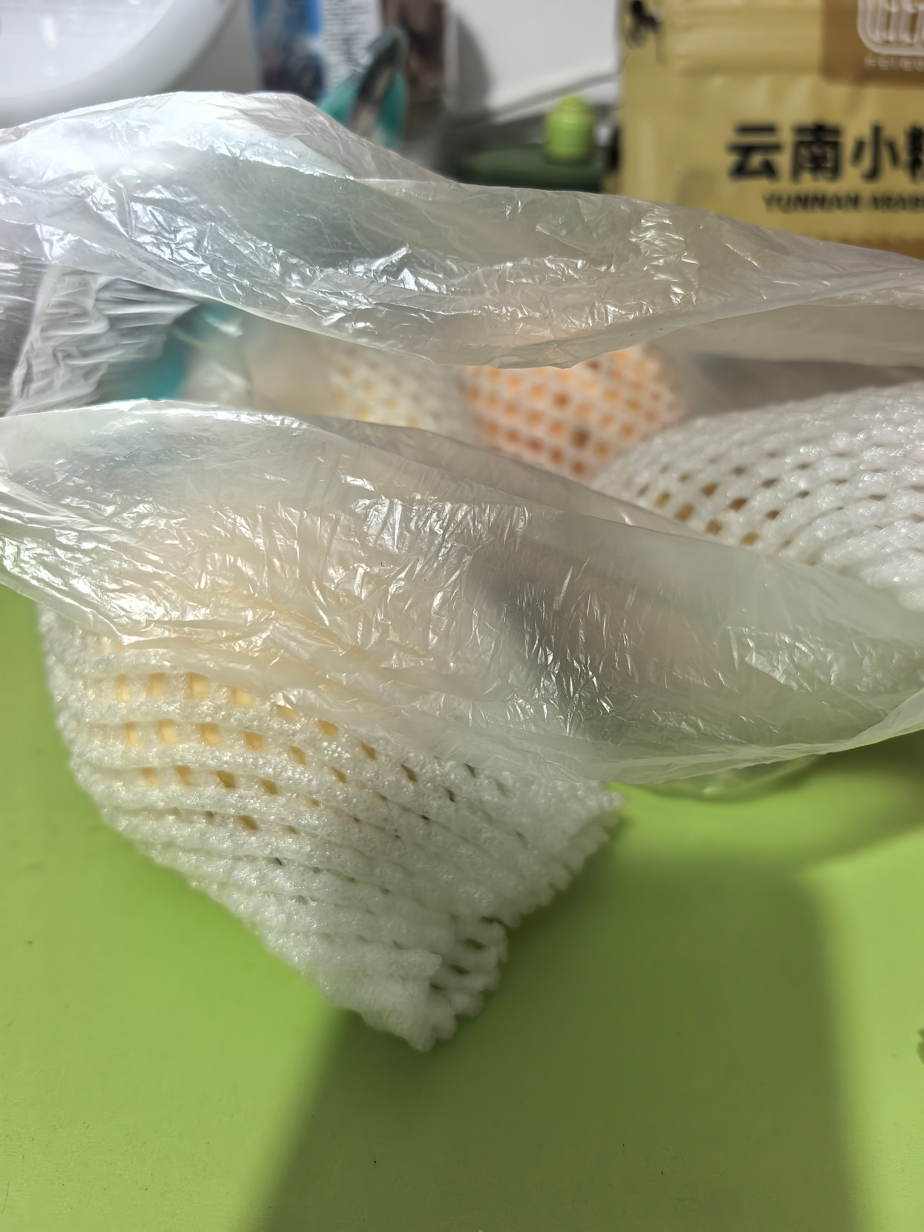 只是因为在加油站善意的给后车司机提醒我前面位置是空的，建议他挪到我前面去加油。等