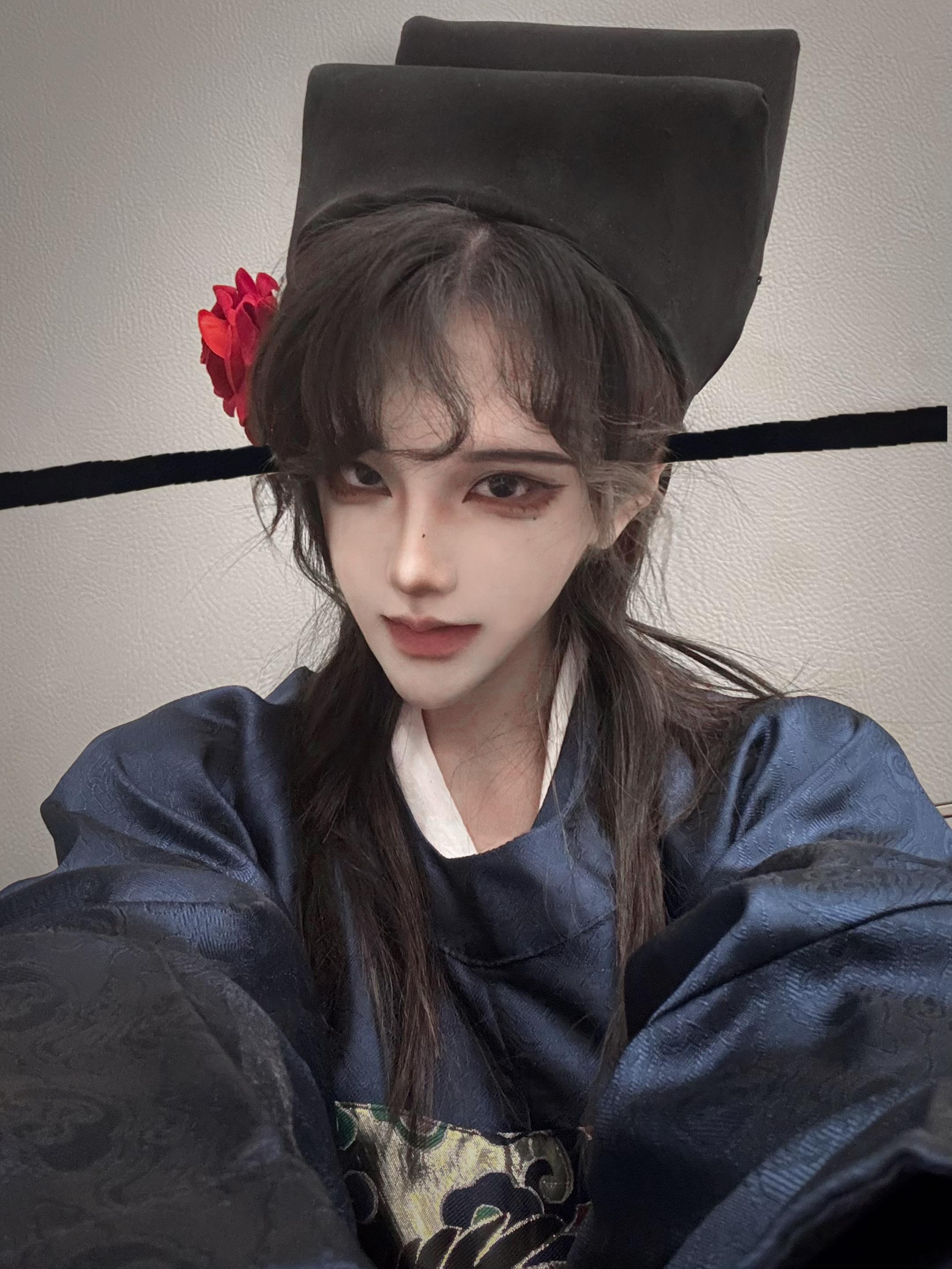 可是月亮离我好远。