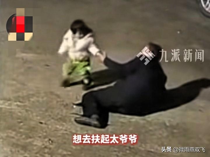 泪目！湖南衡阳，1岁5个月女娃连滚带爬下台阶，监控拍下最戳心的一幕。
 
近日，