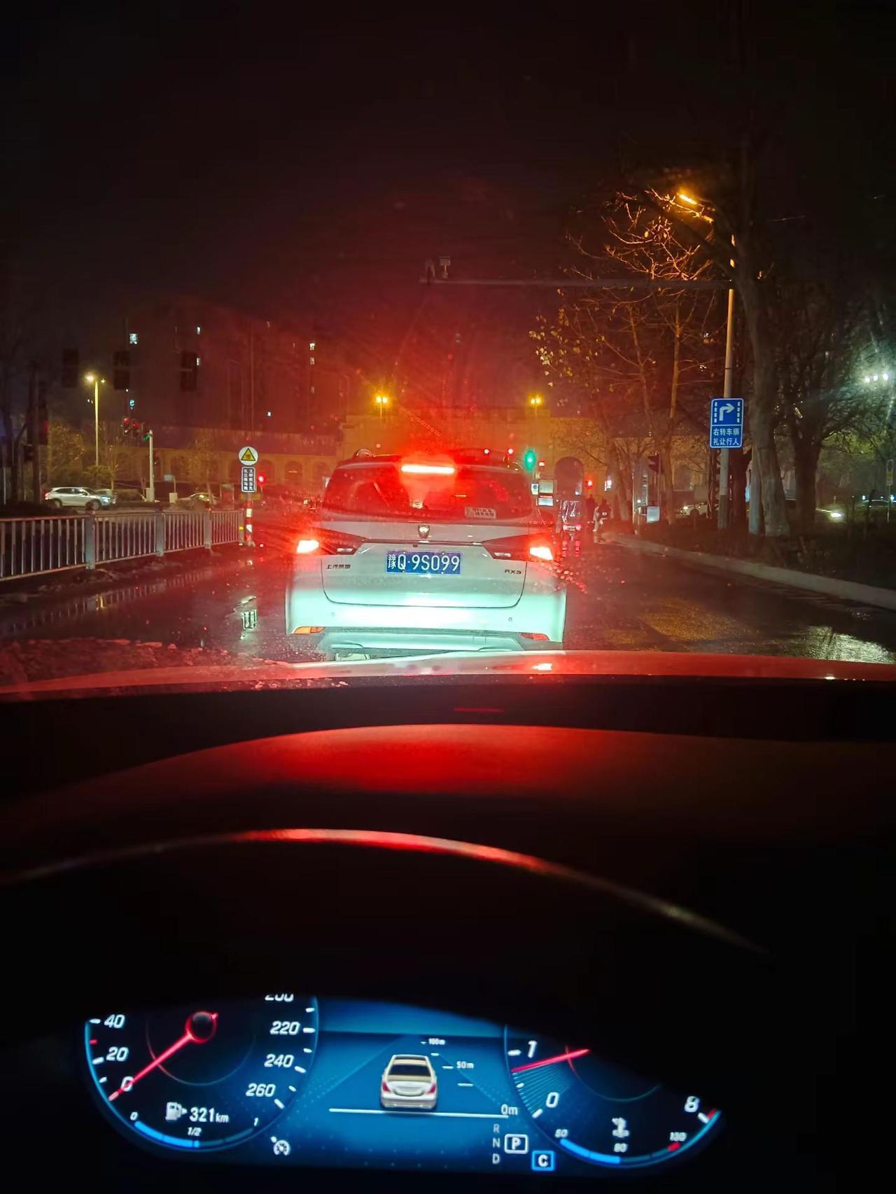 有家底的孩子坐定有食，没家底的孩子四处奔波。