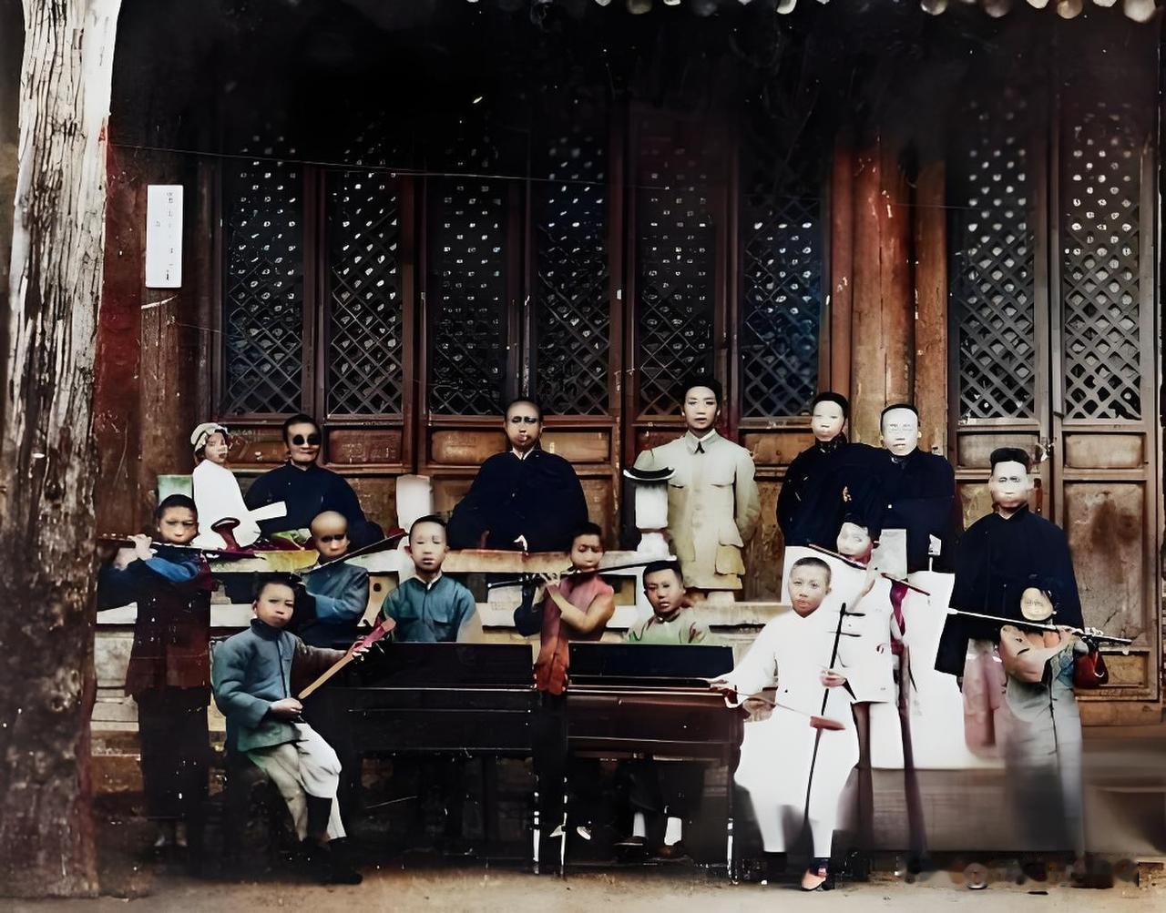 这张拍摄于1924年的求实小学师生合影，记录了13岁的聂耳（前排左一）手持三弦参