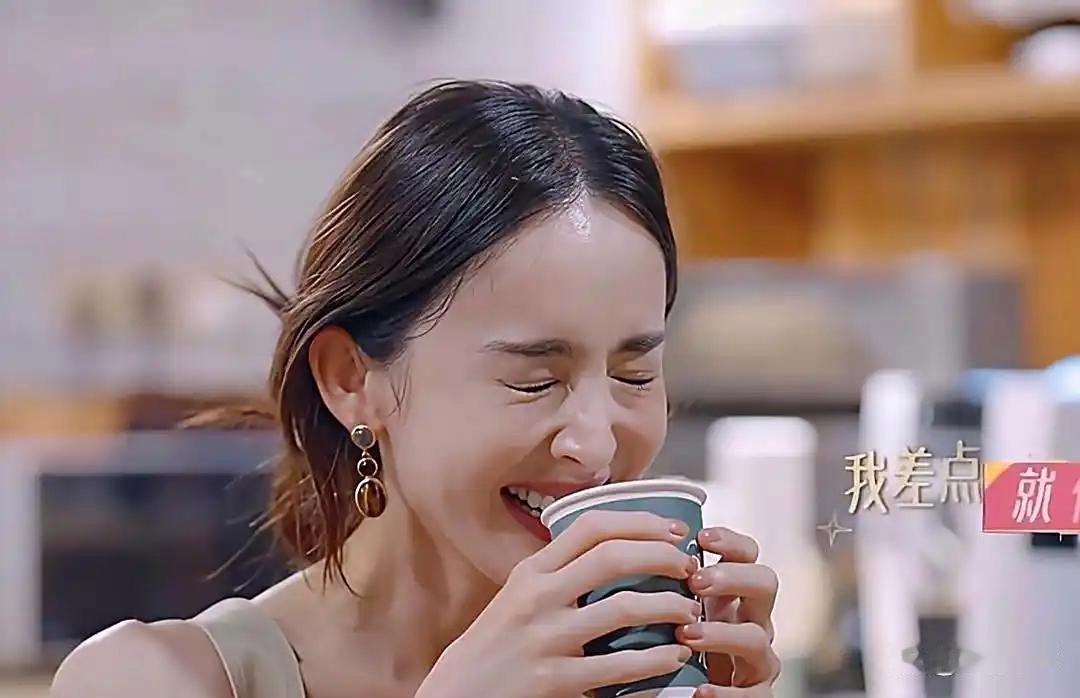 娜扎到底有‏多瘦啊⁠？镜头里都这样了，现实中‏得瘦成啥样，根本不⁠敢﻿想。 