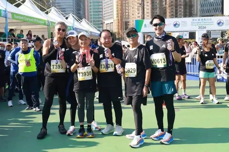 70岁周润发又跑马拉松了，与郑则仕刘江等好友组成“银发跑团” 