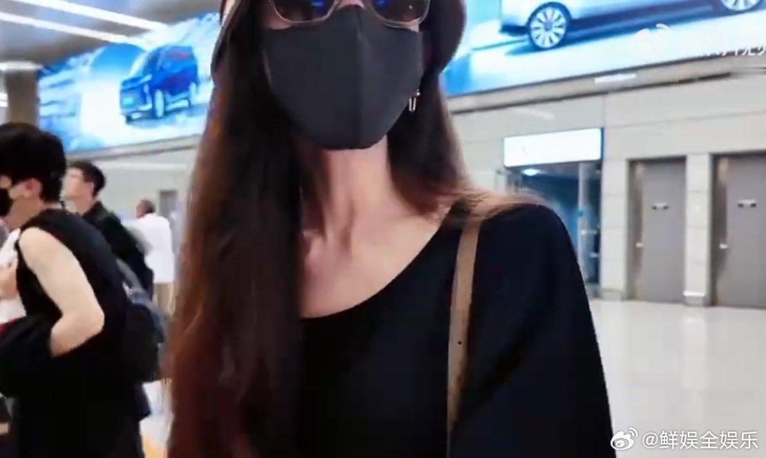 娜扎不会贴假睫毛笑不活了家人们！娜扎居然不会贴假睫毛？机场还夸粉丝贴得厉害，当场