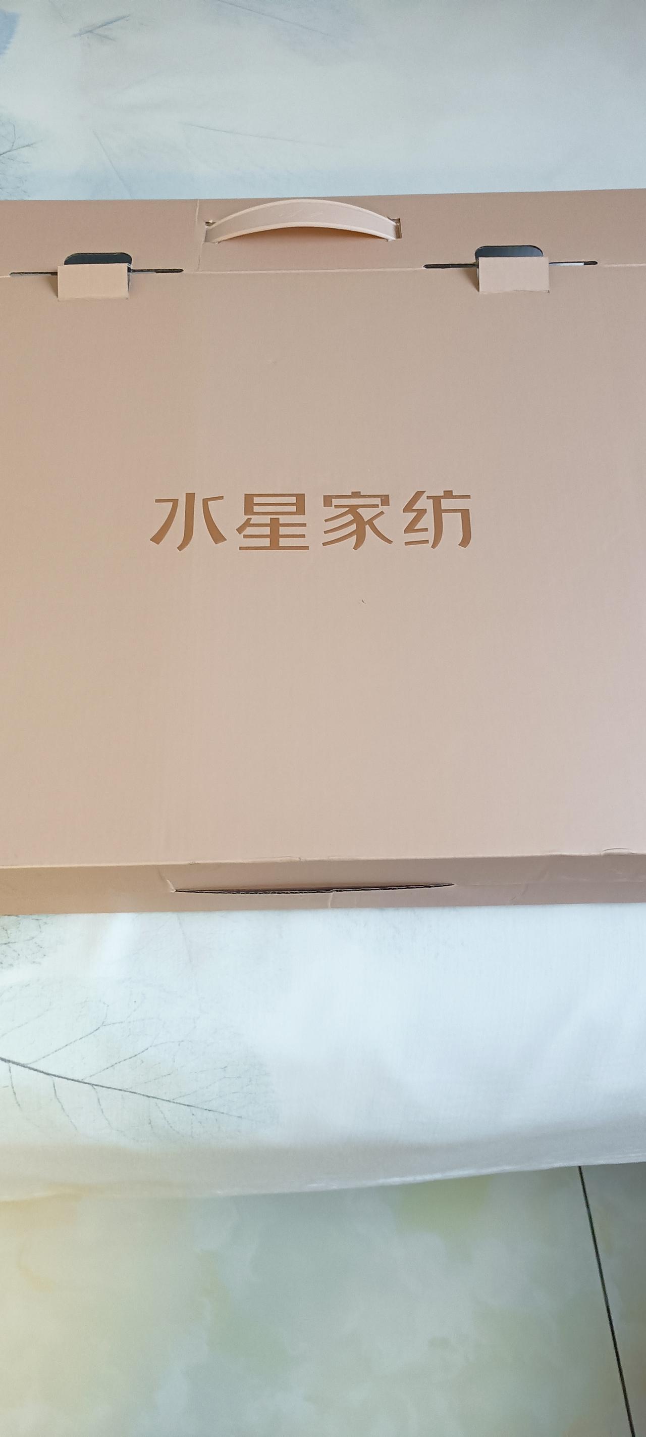 儿大不由娘啊！
岁数大了，不得不承认，和孩子们有代沟啦！
我在诊所打针，我女儿又