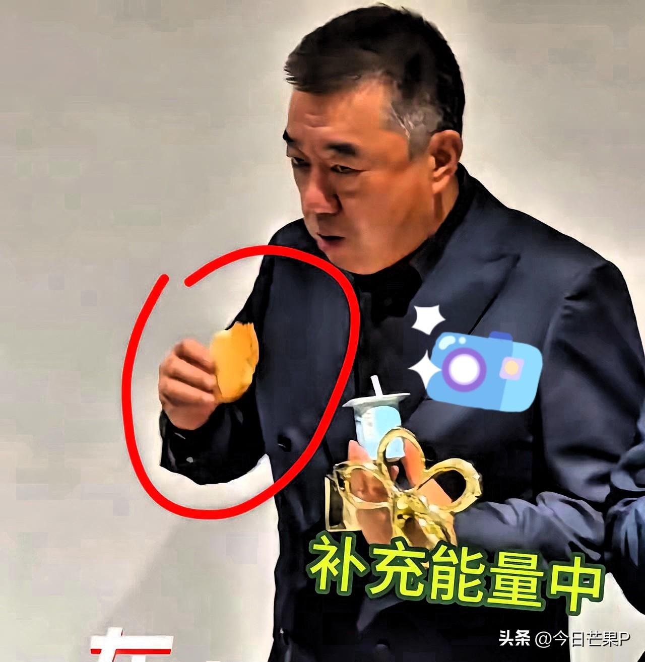 老演员实在太朴实无华了！
拿下白玉兰最佳男配后，董勇竟然直接在后台，狼吞虎咽吃了