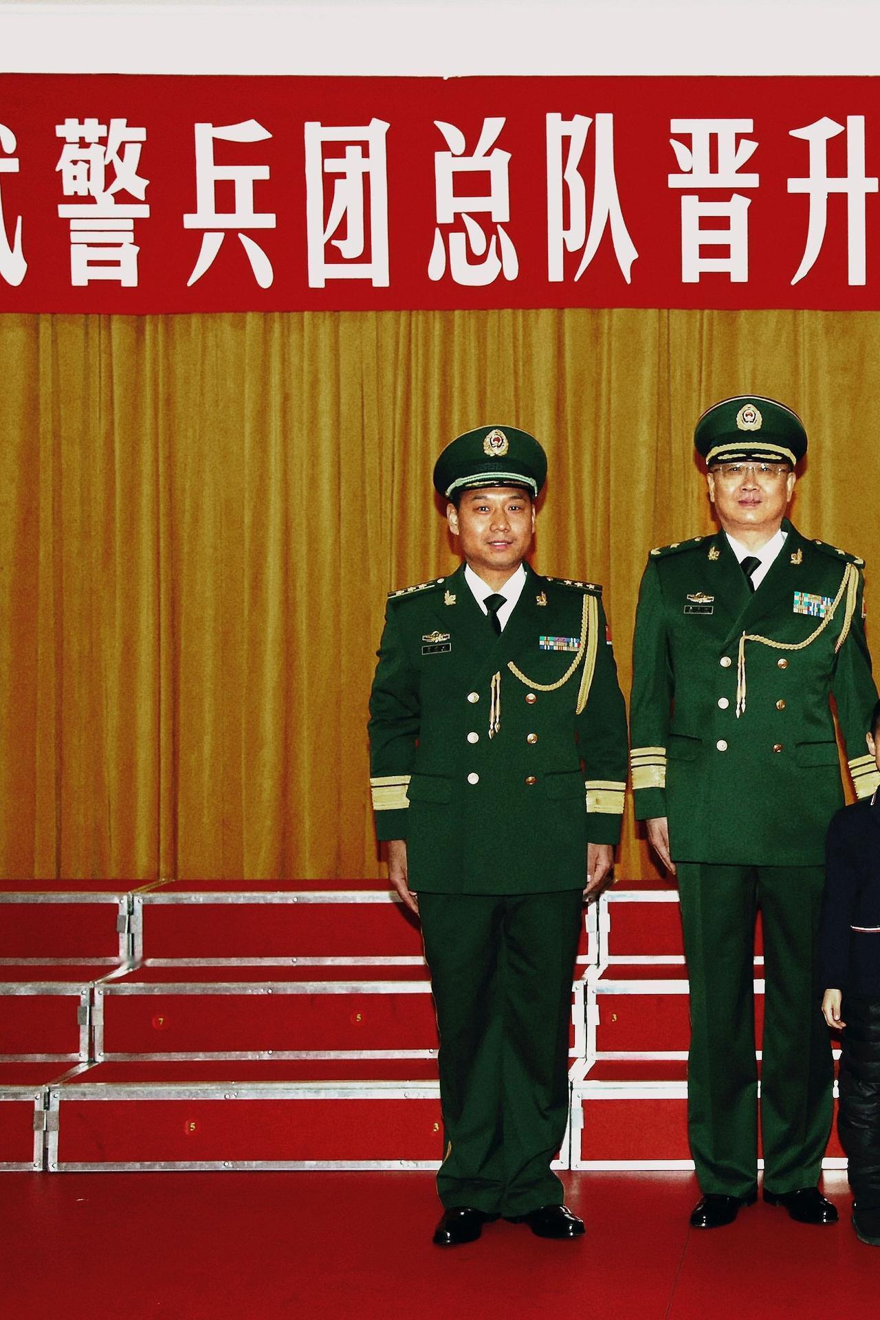 “稚手欲撷檐上果，须趁青阳攀九重”