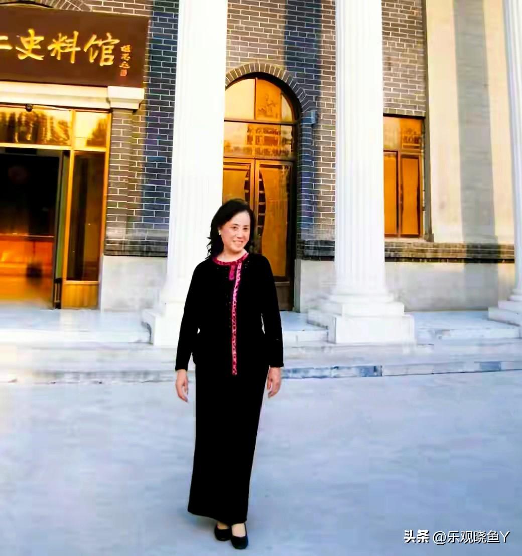 二零零四年，胡友松在山东台儿庄的留影老照片，时年六十五岁。她是民国第一美女胡蝶的