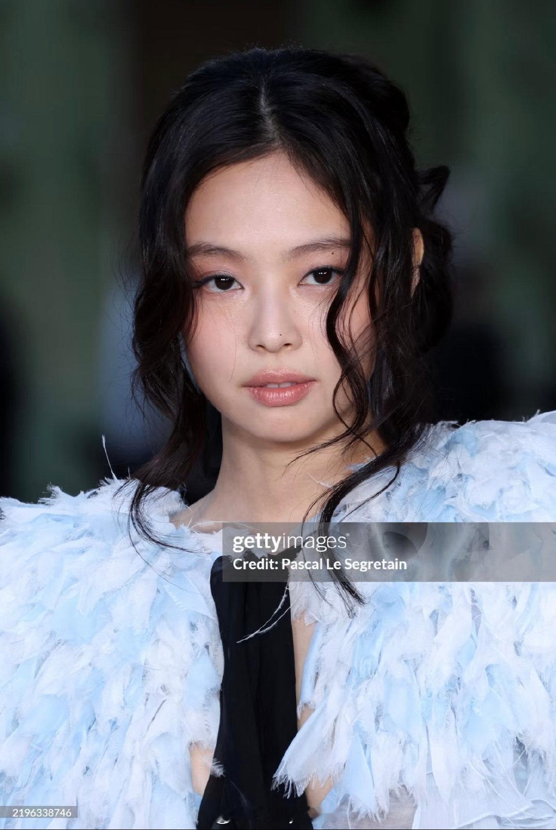 原来Jennie看秀造型是这套衣服啊…… 