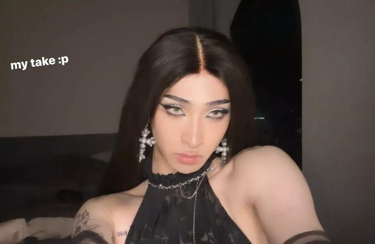 伊能静的儿子哈利无惧争议再次穿女装，照片中的哈利戴着长假发，化着浓装，身穿露肩装