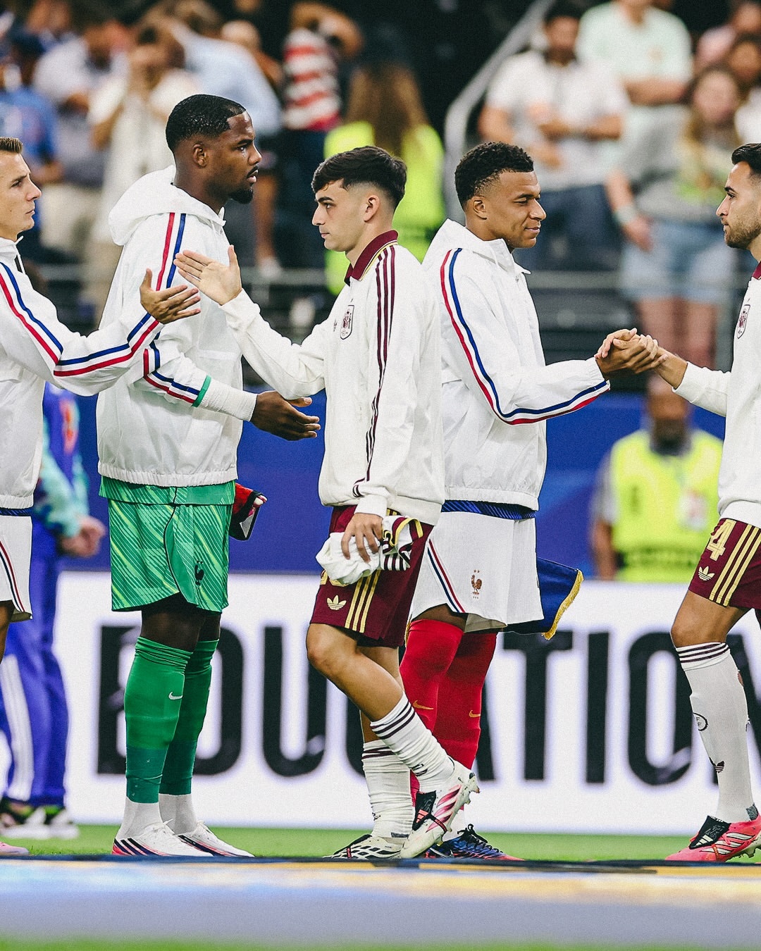 🌍🏆 今日凌晨结束的美加墨世界杯 半决赛中，西班牙队以2-0击败法国队，晋级