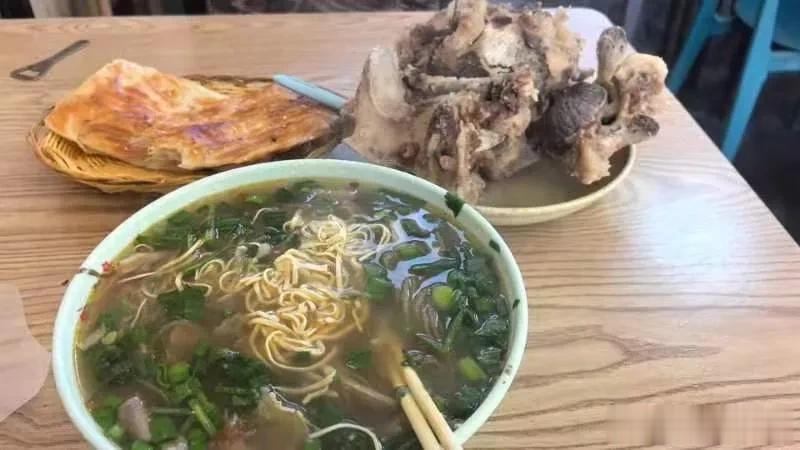 过了立冬，小雪来，天冷了，就得这么吃！
一碗牛肉汤，一张葱花饼，两块基本没什么肉