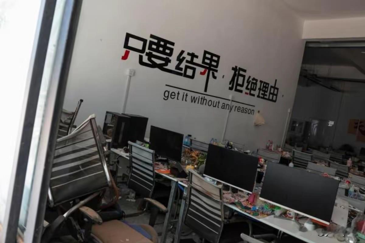 柬埔寨警方5月冲进西哈努克省的“金玉满堂赌场”，几百号人疯了一样往外跑，有人翻墙