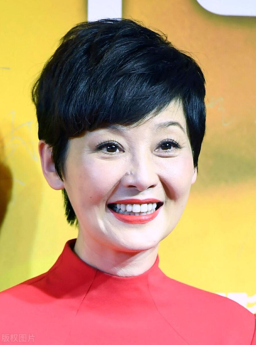 当年，冯小刚爱上了漂亮的徐帆，回家向妻子张娣提出离婚:“我爱上了别人，我们离婚吧