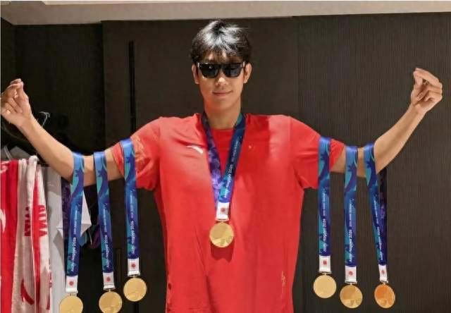 7枚金牌一亮相，日本选手表情失控！这19岁中国小伙凭啥让人服？
