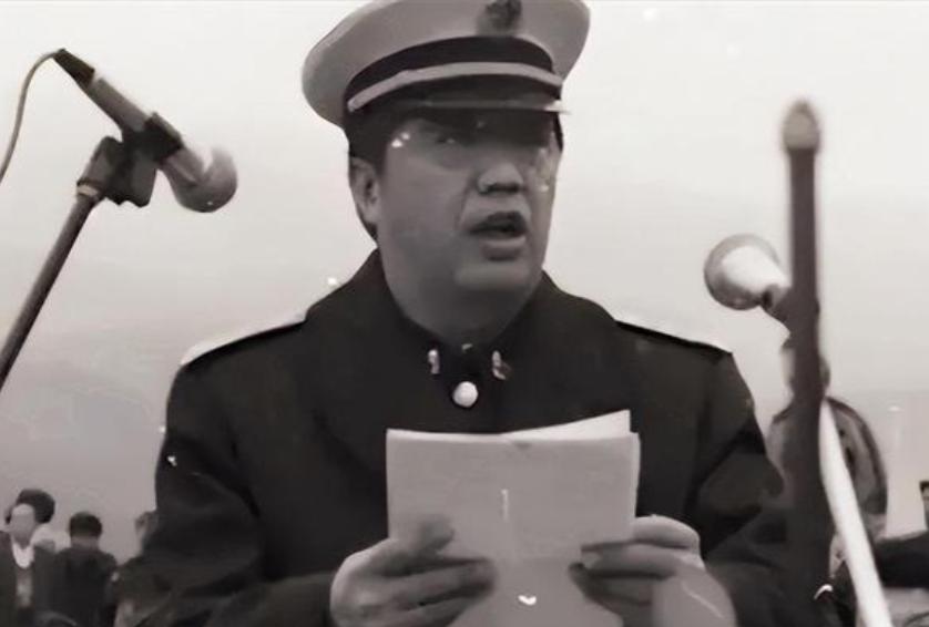 1998年，海军副司贺鹏飞令密会香港商人，低声说："我看上个大家伙，你掏钱帮我买