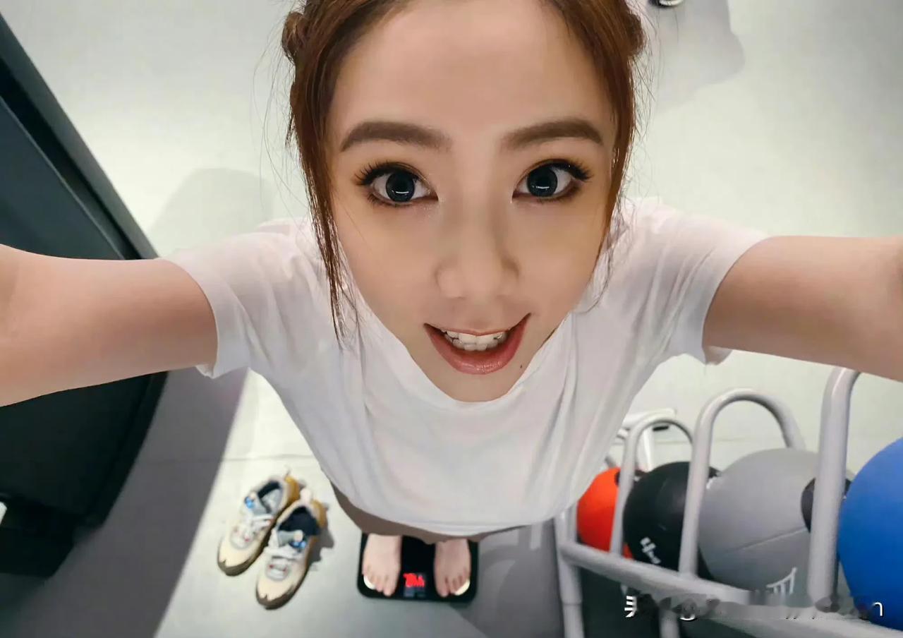 眼尖的网友能看的出邓紫棋体重吗？