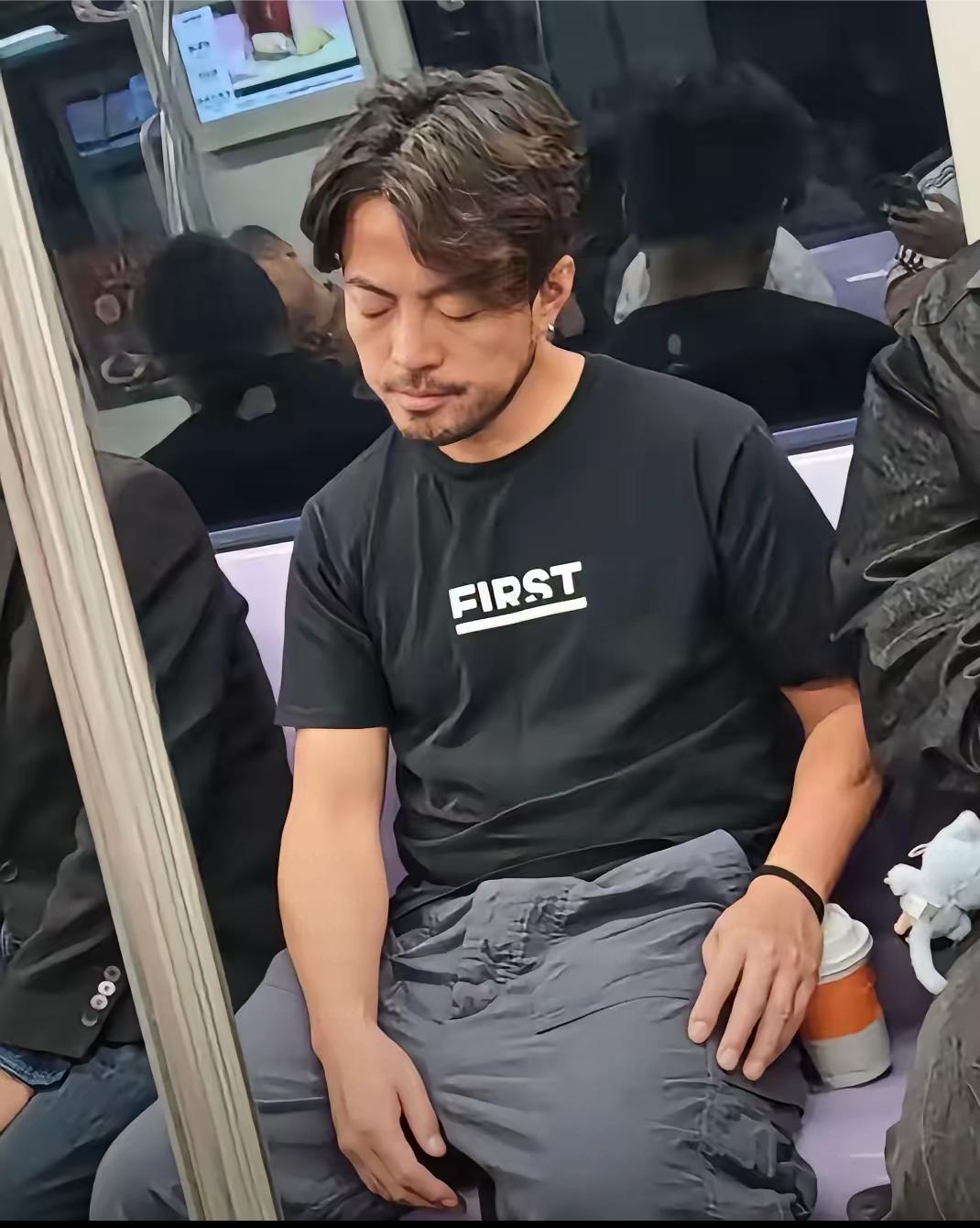 作者加速成长计划网友在上海地铁偶遇狂飙风里唐小龙的扮演者林家川，他穿着简约，胡子