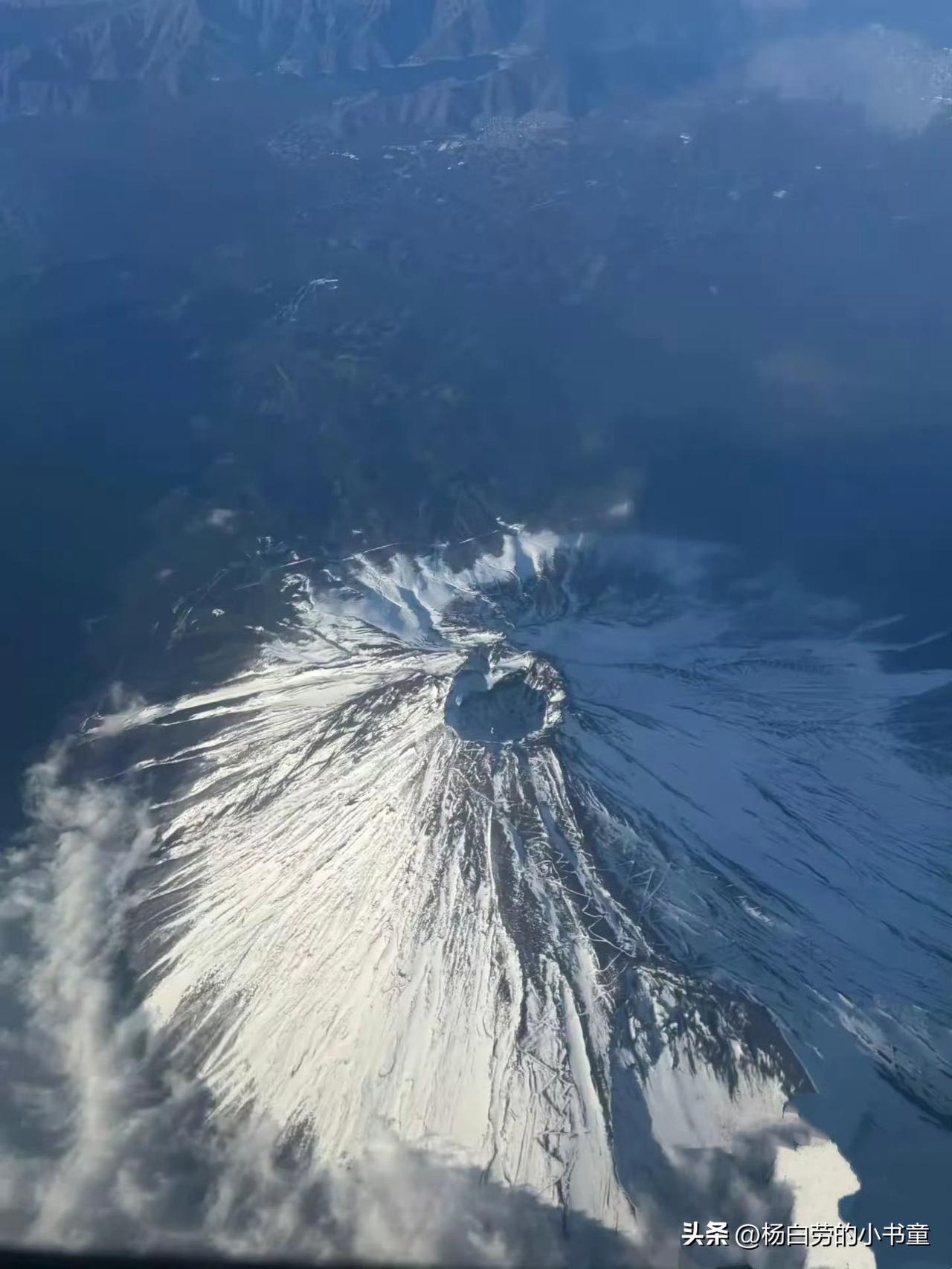 核弹从火山顶的洞口打下去
可以炸平这座山吗？
很好奇有这种想法的人
多不多？
广
