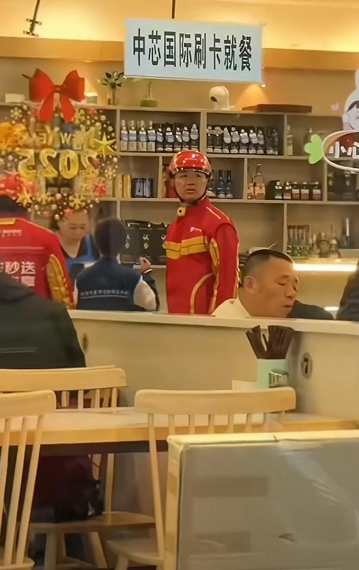 花20万雷军能为你开车门，花20块刘强东给你送餐到家，这把我挺东哥！
钱是越来越