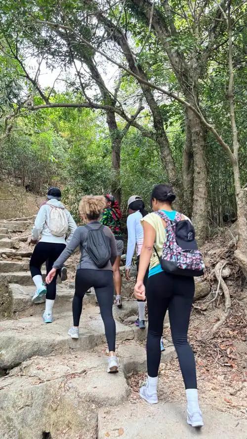 男子爬黄山把老婆扛在肩上 最近“男子爬黄山把老婆扛在肩上”的视频火出圈了。海拔1