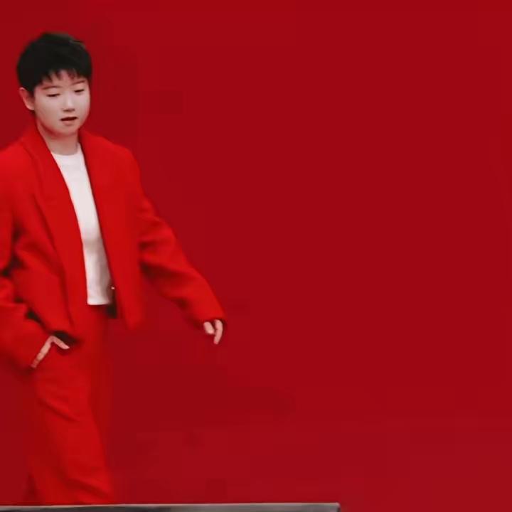 孙颖莎
ELLE顶极杂志抛出连续6月将用孙颖莎作杂志封面