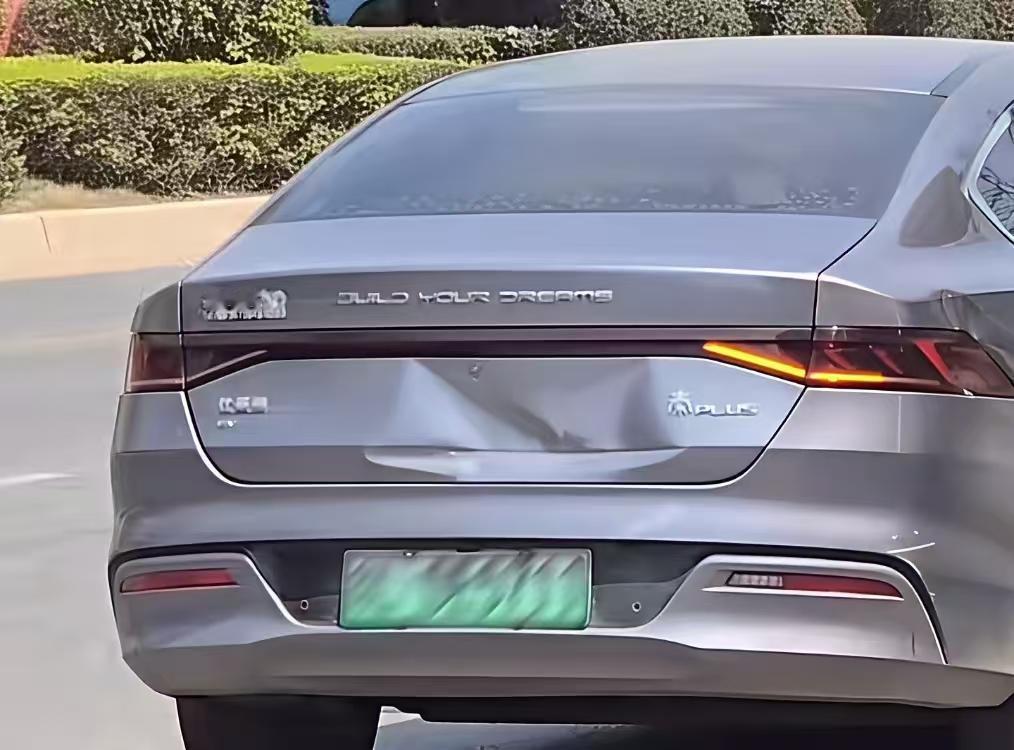 很多人奇怪新能源汽车为什么尾门都容易被追尾，而且他们还不维修。
我看网上说什么的