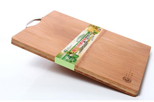 很多人在选择厨房用具时，会考虑竹砧板和塑料砧板哪个更卫生、更干净。其实，竹砧板在