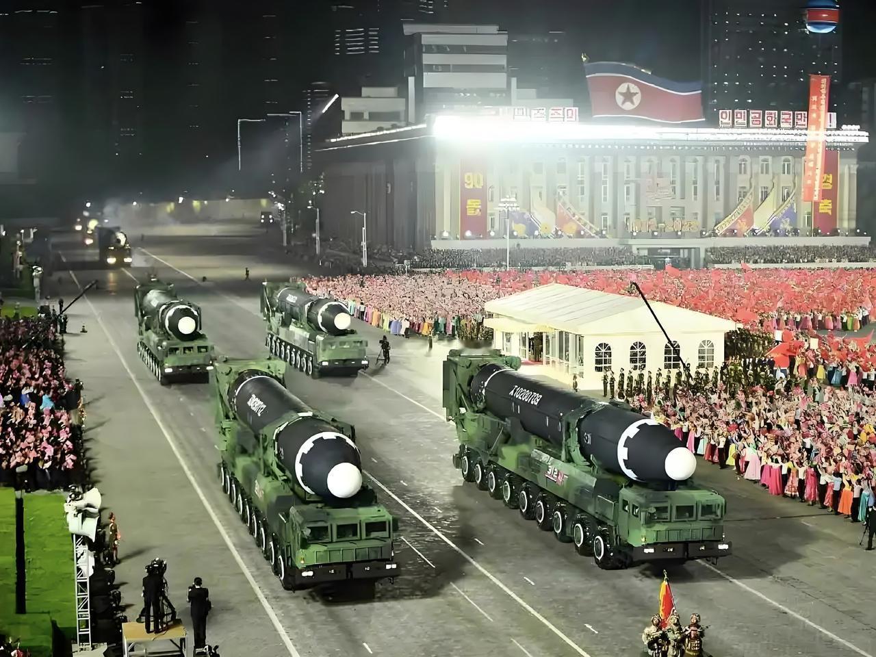 朝鲜阅兵为何总选择在晚上进行？这次毫无意外又是选择在了晚上！令人好奇的是，阅兵不