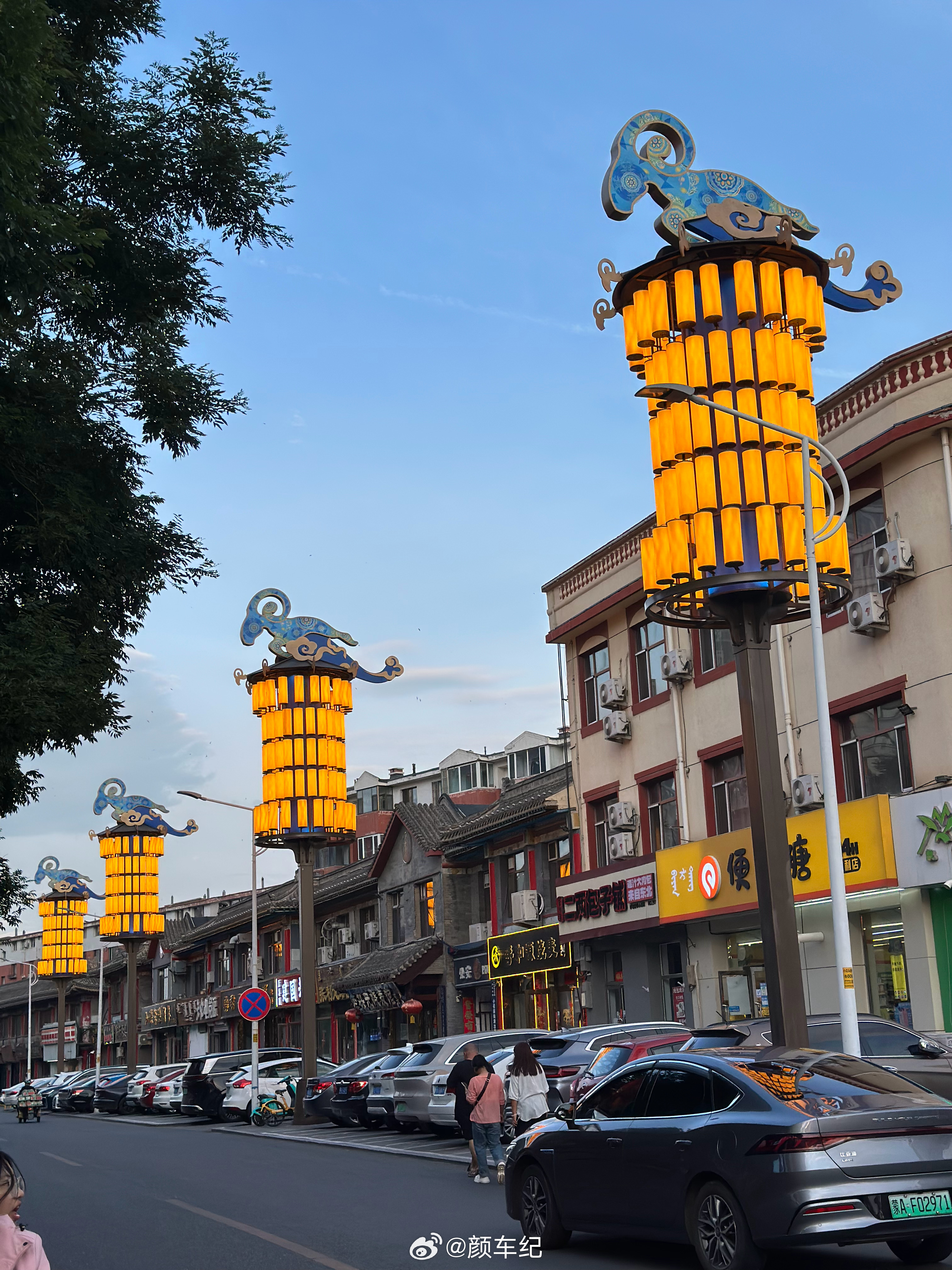 五塔寺没赶在闭馆时间内打卡的稍麦却十分地道，非遗老店点了羊肉大葱、羊肉沙葱馅，味