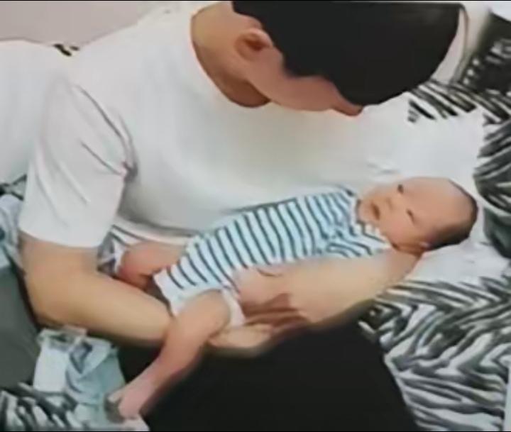 上海那个大三男生抱回双胞胎的事，后续真是越看越让人唏嘘。

孩子生母从头到尾没露