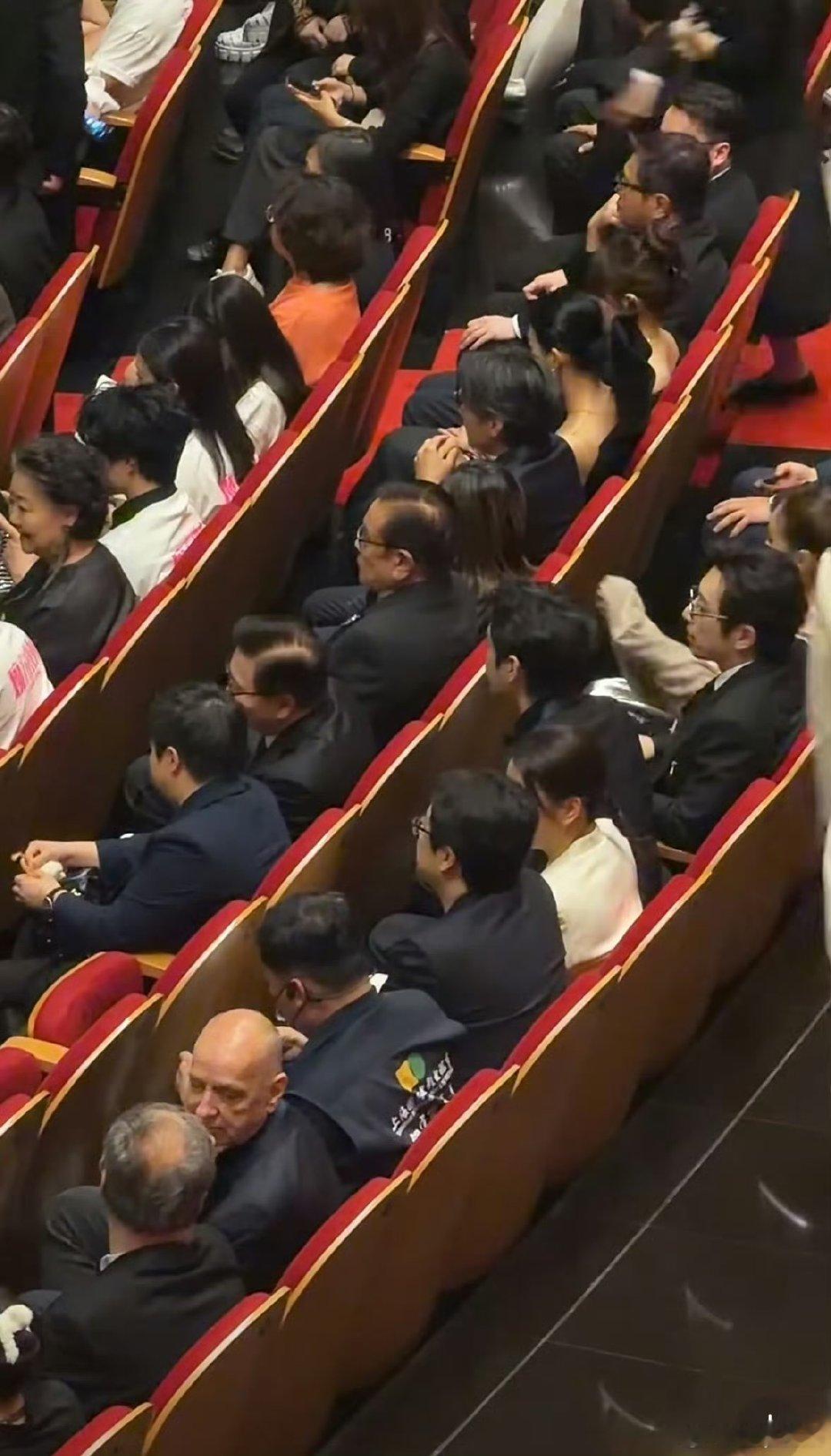 张若昀脸颊肉张若昀好紧实的一张脸利落紧致的面部线条勾勒出成熟硬朗气质，难得的是还