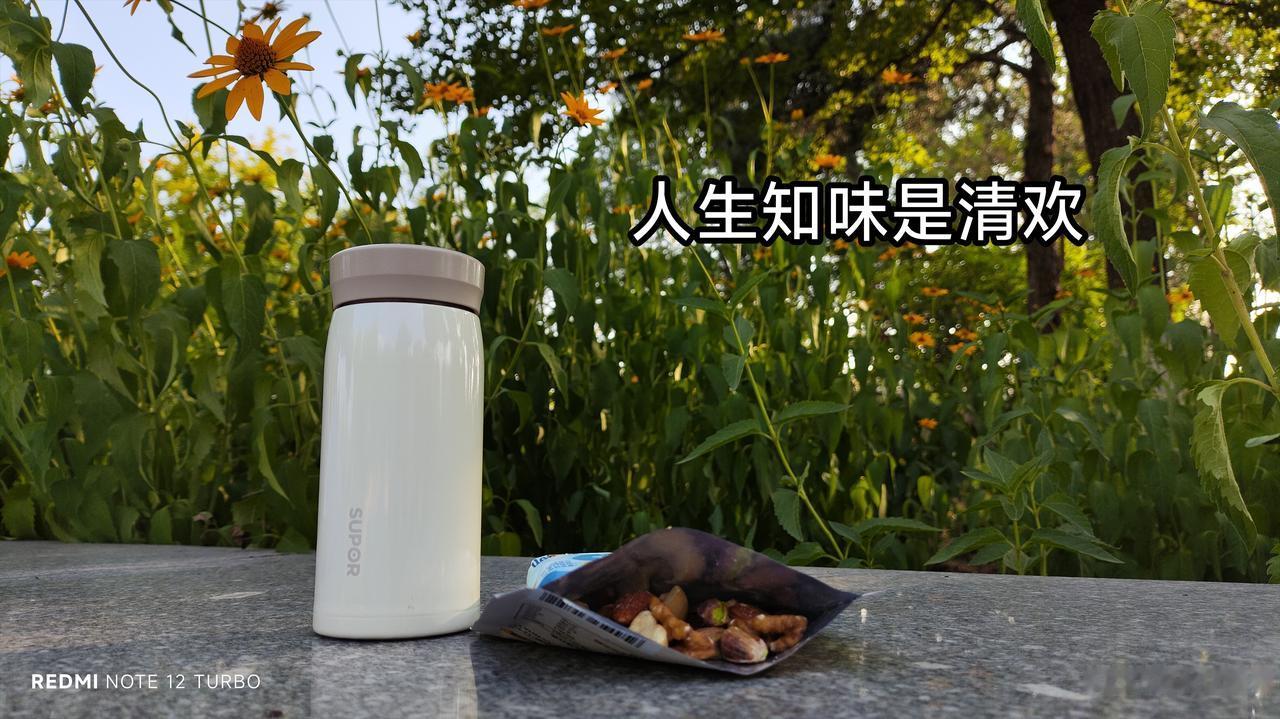 退休2年了，每天生活比较规律，上午看书、写头条。下午与闺蜜一起遛弯喝茶，生活很舒