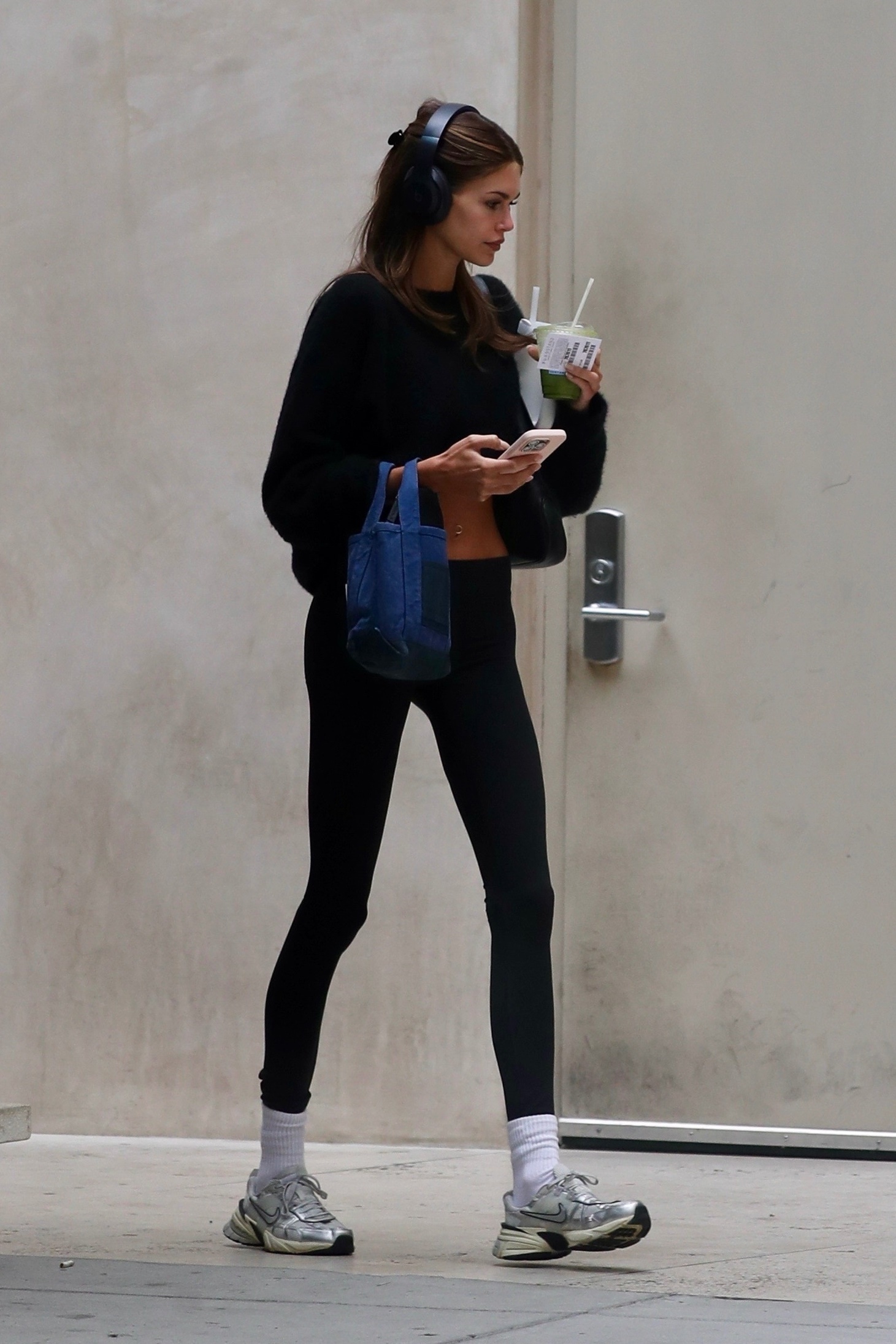 当地时间19号Kaia Gerber外出LA健身🏃🏻♀️➡️ 